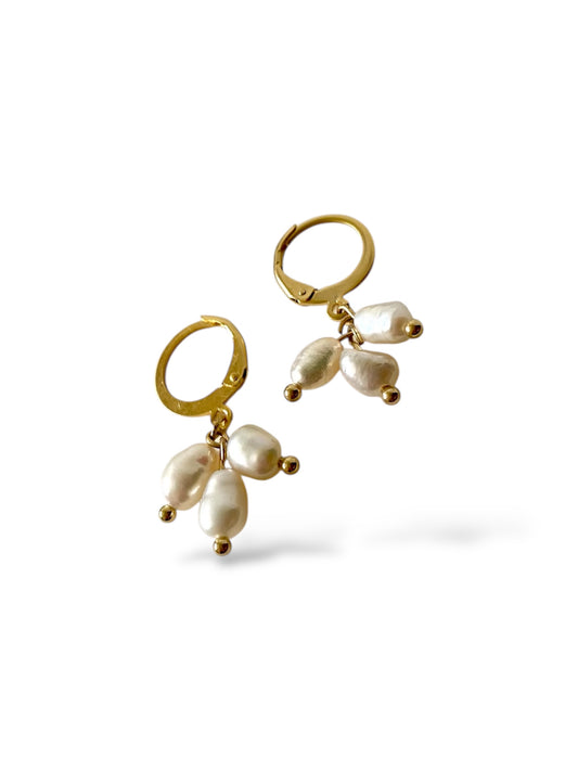 Pearly hoop earrings