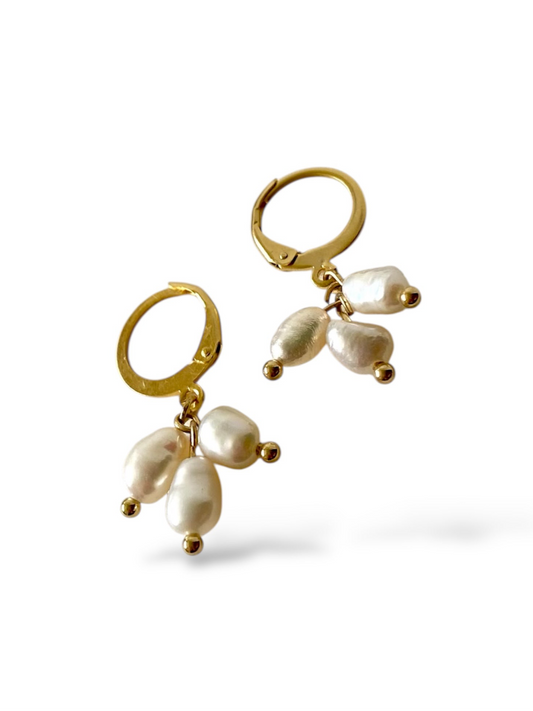 Pearly hoop earrings