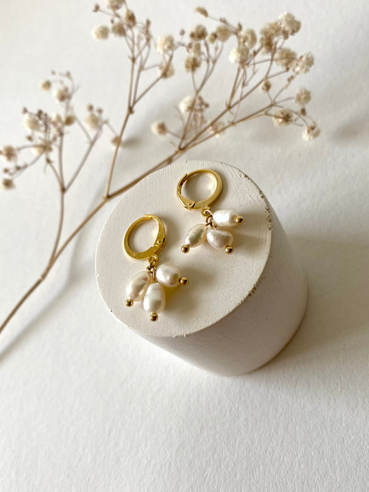 Pearly hoop earrings