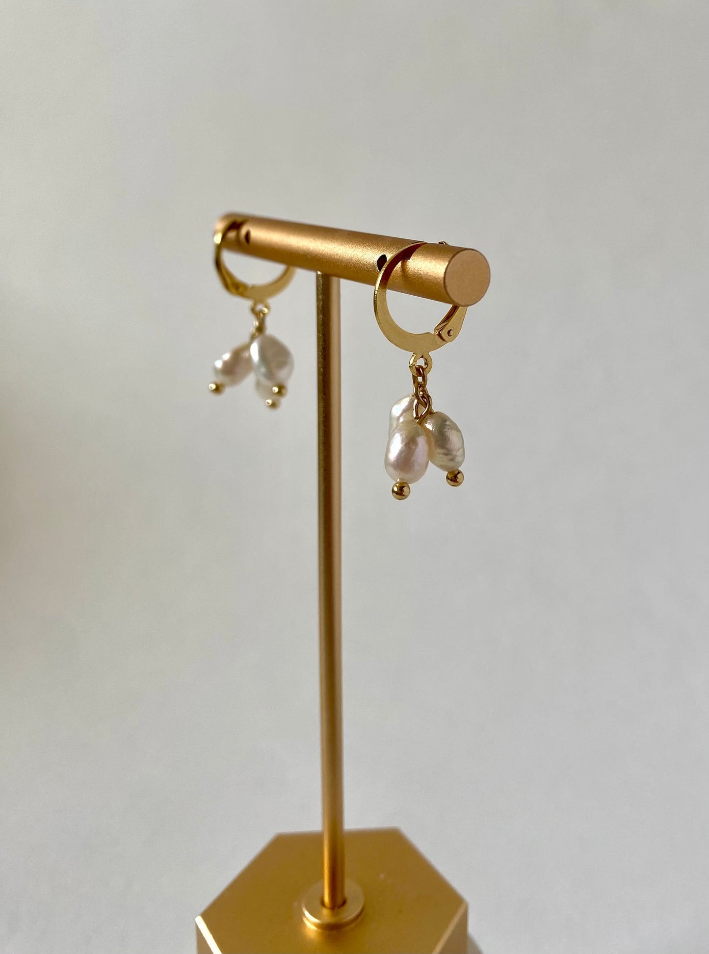 Pearly hoop earrings