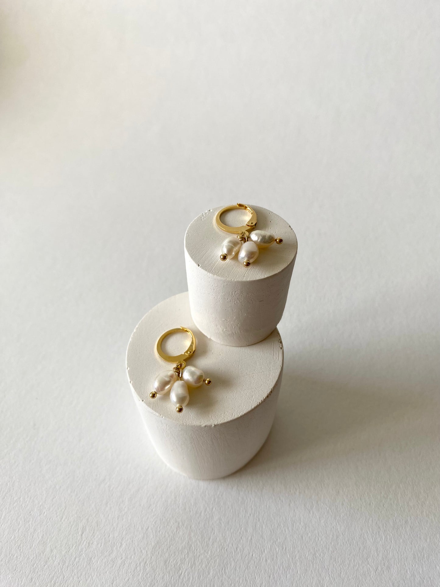Pearly hoop earrings